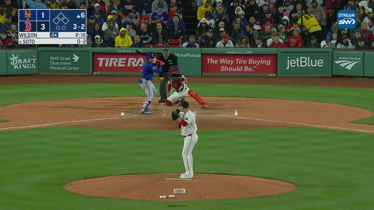 Juan Soto thought he got all of this one so he watched it out of the box... It ended up being a long single. 💀 (🎥: SNY)