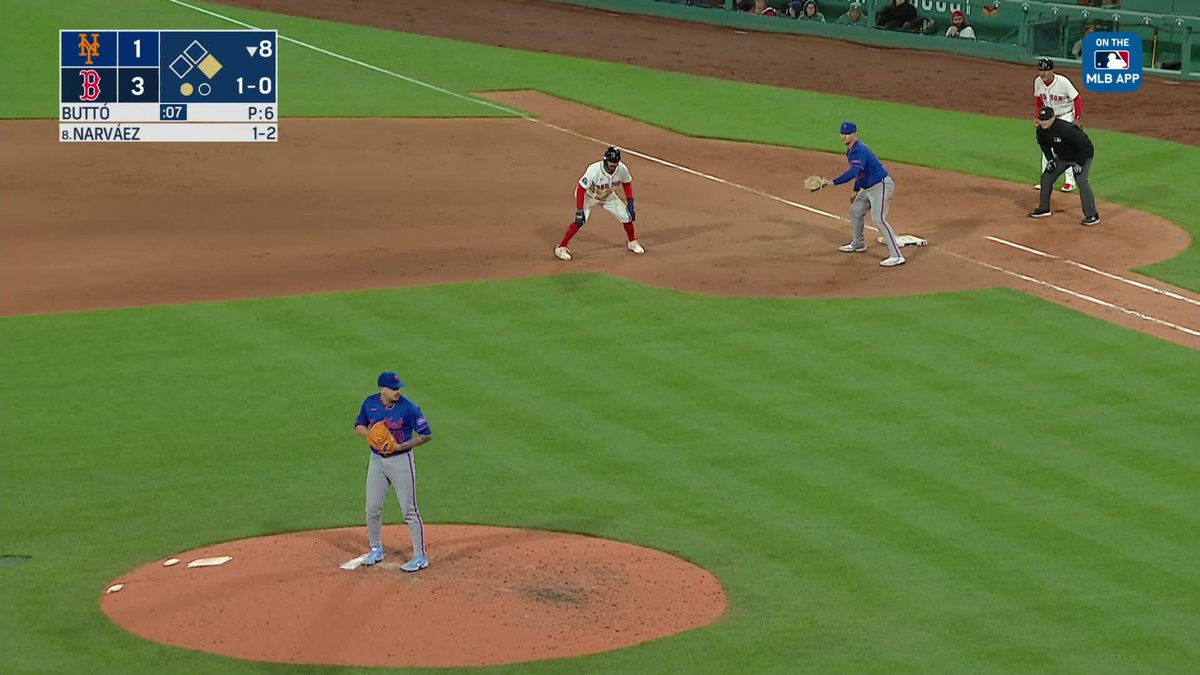 Francisco Alvarez nabs David Hamilton trying to steal