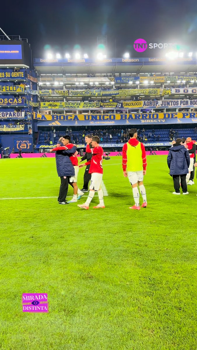 #Independiente El festejo de Loyola al terminar el partido. A puro sopapo. A los giles siempre con la mano abierta.