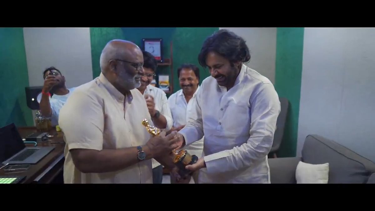 మీ , Oscar ఎక్కడ ఉంది సార్... మీరు చేసిన పాటను ఇప్పటికీ 50 సార్లు విన్నాను.... ఎవరికైనా పౌరుషం తగ్గితే, ఈ పాట వింటే పౌరుషం వస్తుంది.... #PawanKalyan felicitated #MMKeeravani And Watch his candid conversation with Keeravani. #HariHaraVeeraMallu