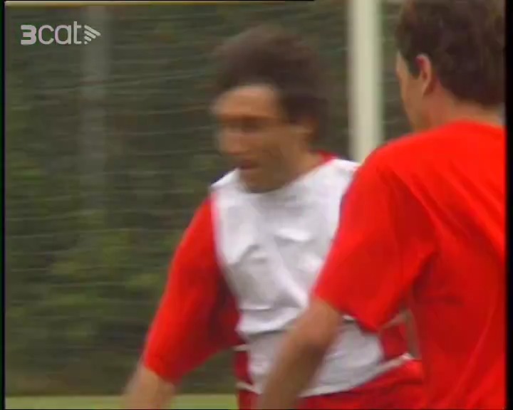 L'estiu del 1990 va arribar al FC Barcelona un jove jugador búlgar de 24 anys, Hristo Stòitxkov. En recuperem un perfil que en Xavi Torres va realitzar durant l'stage de pretemporada a Holanda. Va ser un dels herois de la final de Wembley, de la qual avui en fa 33 anys