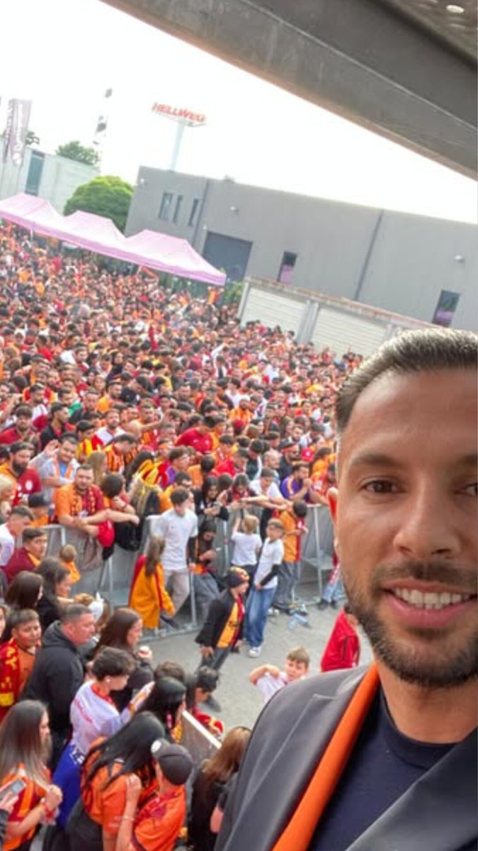 Yasin Öztekin, Galatasaray'ın Avrupa'daki şampiyonluk kutlamalarına katıldı. "2014'te Galatasaray'da 4. yıldızı taktık, bugün de 2025'te 5. yıldızı taktık. Tebrikler Galatasaray."