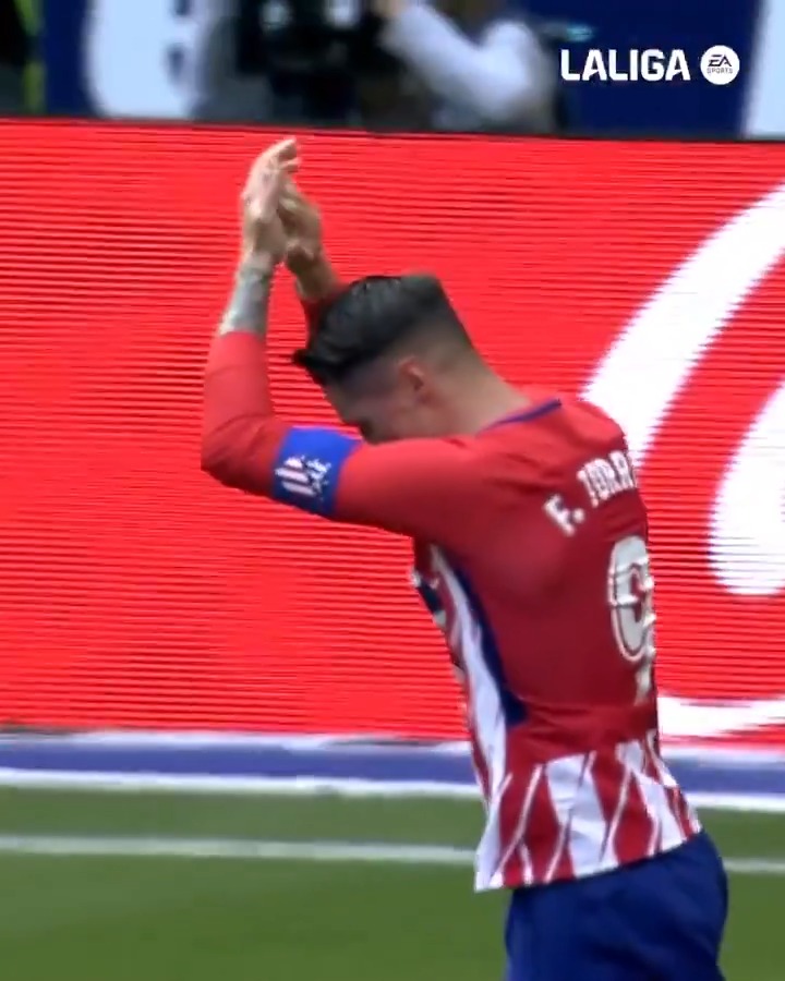 ❤️👋🤍 'El Niño' dijo adiós como mejor sabía hacer: marcando goles. 🔙 #TalDíaComoHoy, en 2018, Fernando Torres se despidió del Atlético de Madrid con un inolvidable doblete. #LALIGAHistory #LALIGAEASPORTS