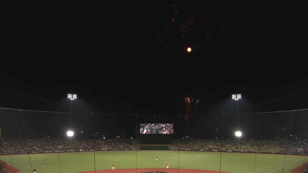 きたぎんボールパークの夜空に花火が打ち上がる🎆 #RakutenEagles 👇ライブ配信はこちら