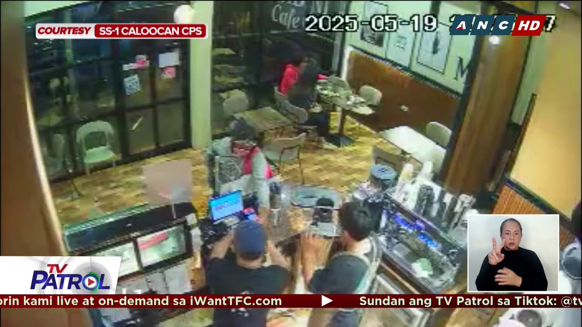 Nakuhanan ng CCTV ang pag-atake ng 2 holdaper na armado ng baril sa isang coffee shop sa Caloocan City. Natangay ng mga suspek ang pera at gadgets ng ilang customer.