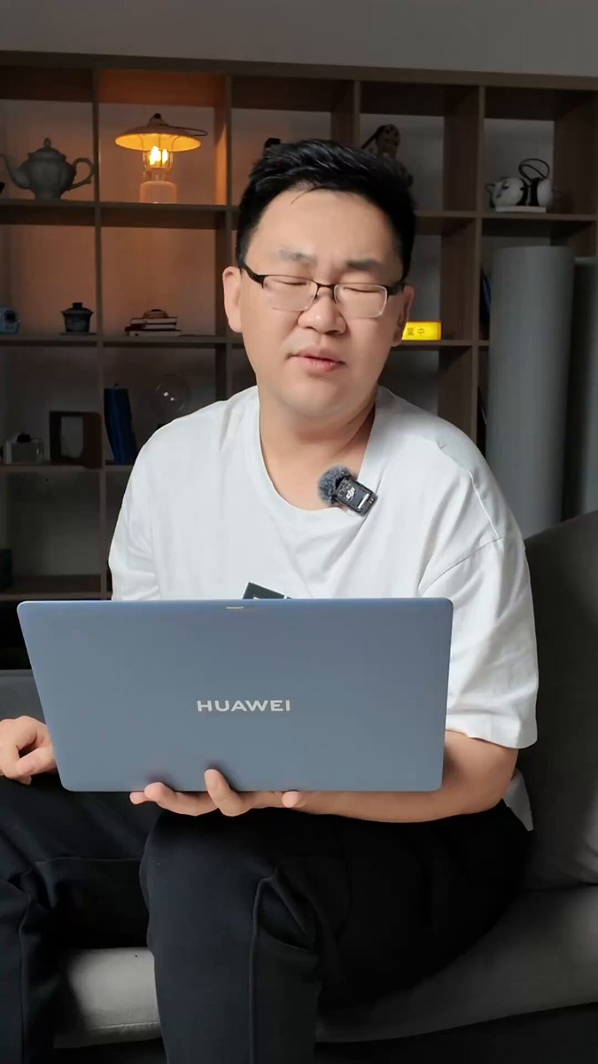 5月19日，华为推出两款鸿蒙电脑：HUAWEI MateBook Pro与折叠屏电脑HUAWEI MateBook Fold 非凡大师。其中MateBook Fold 23999元起。一名测评博主称，QQ、微信、Adobe旗下软件、CAD等软件都不支持，并且也不支持从网页下载安装包。至于处理器，博主表示：“说出来视频就没了”
