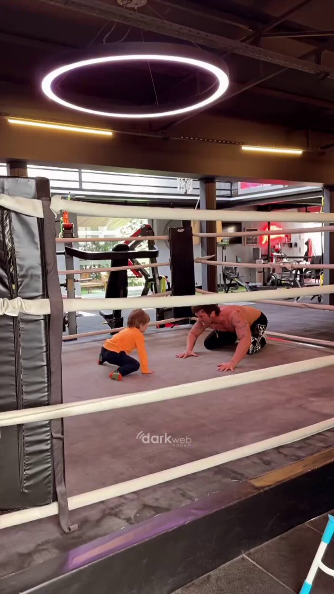Kıvanç Tatlıtuğ, oğlu Kurt Efe ile spor salonunda oynadığı anları paylaştı.