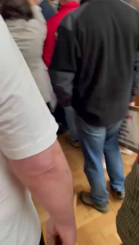 Trwa sesja Sejmiku Województwa Łódzkiego, gdzie mają miejsce dantejskie sceny. Władze z KO, Lewicy i Trzeciej Drogi zabroniły wpuszczać na salę obrad mieszkańców, którzy chcą poznać zdanie radnych i zarządu woj. na temat polityki migracyjnej. To łamanie Konstytucji!
