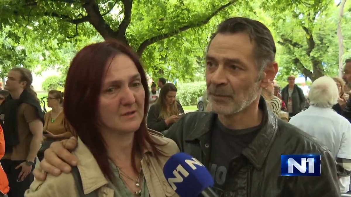 Apelacioni sud pustio je profesorku Mariju Vasić i dvoje aktivista među njima i Lazara Dinića iz pritvora i odredio im meru kućnog pritvora. Roditelji Dinića kažu da su nedeljama čekali na odluku o izlasku na slobodu njihovog sina. "Presrećni smo zbog izlaska na slobodu, ali potpuna sreća nije moguća zbog ostalih troje koji su u pritvoru", rekla je majka Lazara Dinića.