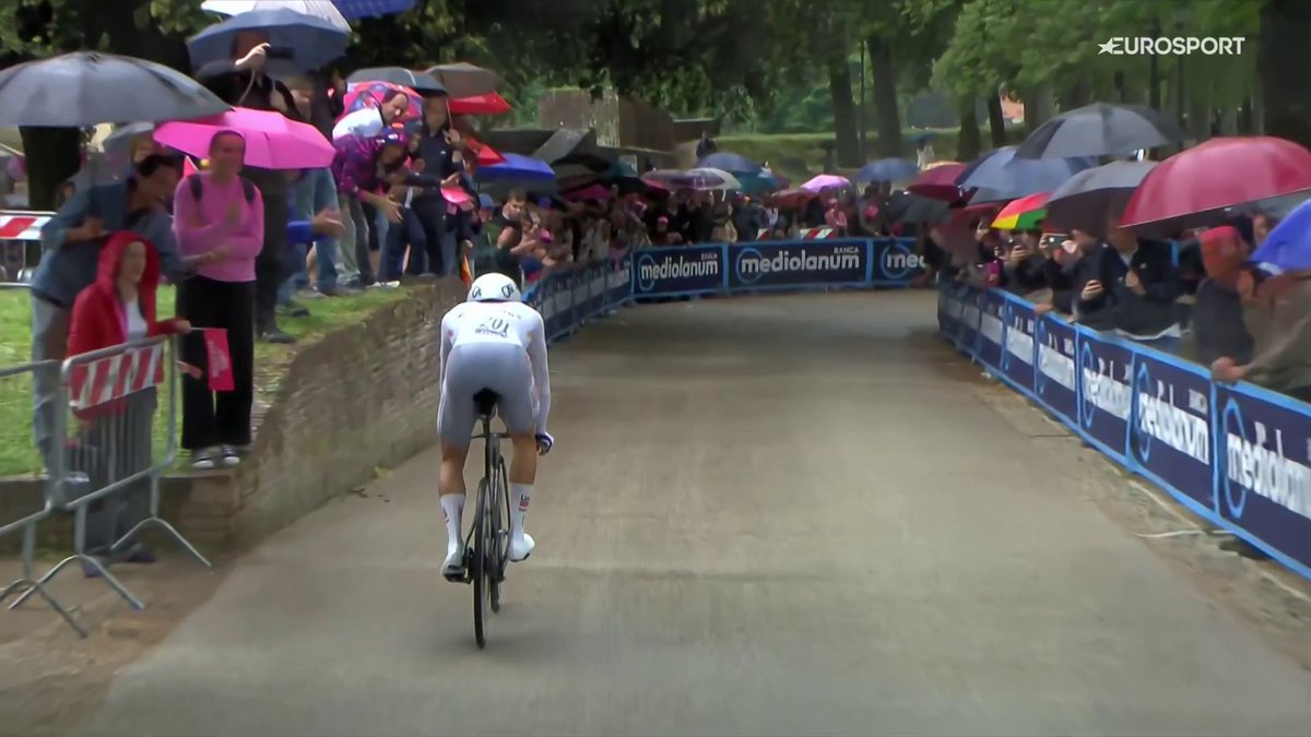 La salvada de Ayuso en una de las curvas. #GirodItalia