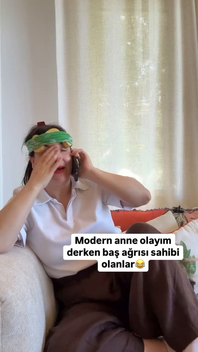 Komedyen Yasemin Sakallıoğlu, modern anne olayım derken baş ağrısı sahibi olan anneleri anlattı: “Herhalde ben kovuldum annelikten!”