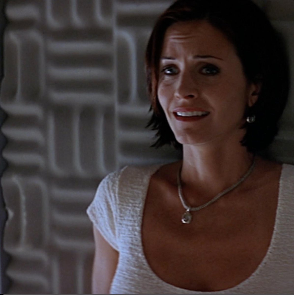 the sound booth chase sequence with Gale from Scream 2 really is a set piece *moment* from the franchise that is still so suspenseful