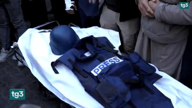 Al Tg3 il racconto di due giornalisti palestinesi: "Non siamo terroristi, vogliamo fare il nostro lavoro". Sono 219 gli operatori dell'informazione uccisi finora da Israele nella Striscia di Gaza