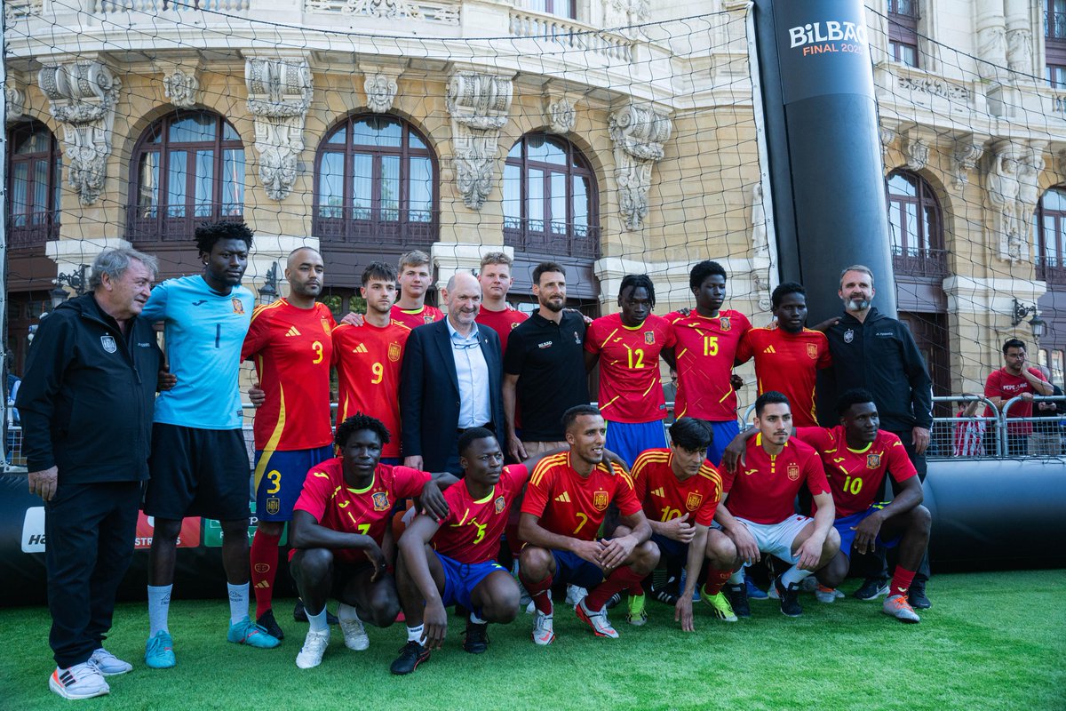๐น Rafael Louzรกn, con la @SeFutbol de refugiados en Bilbao ๐ช๐ธ. โก๏ธ El presidente de la RFEF ha acompaรฑado a los integrantes del equipo durante el partido disputado en el Fan Festival de la UEFA, en vรญsperas de la gran final de la UEFA Europa League. โน๏ธ