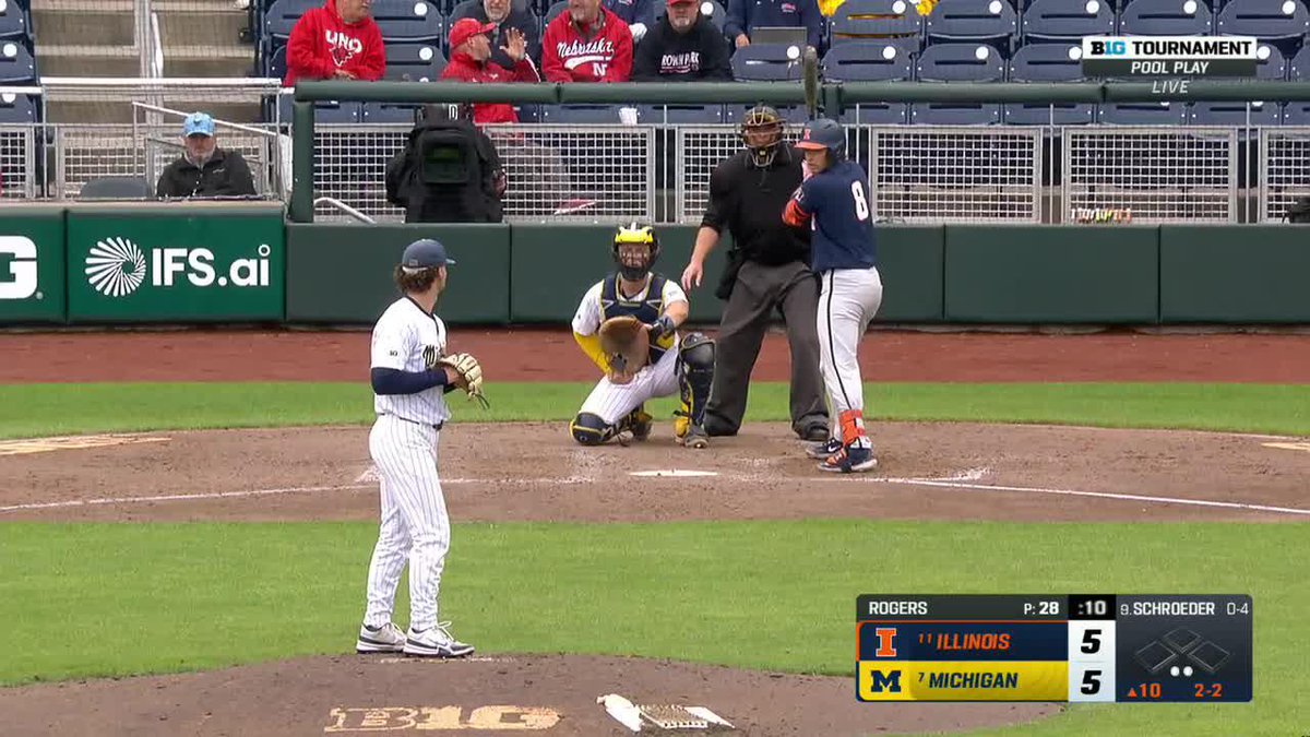 T10 | @j_schroeder12 FOR THE LEAD ‼️ Illini 6, Michigan 5