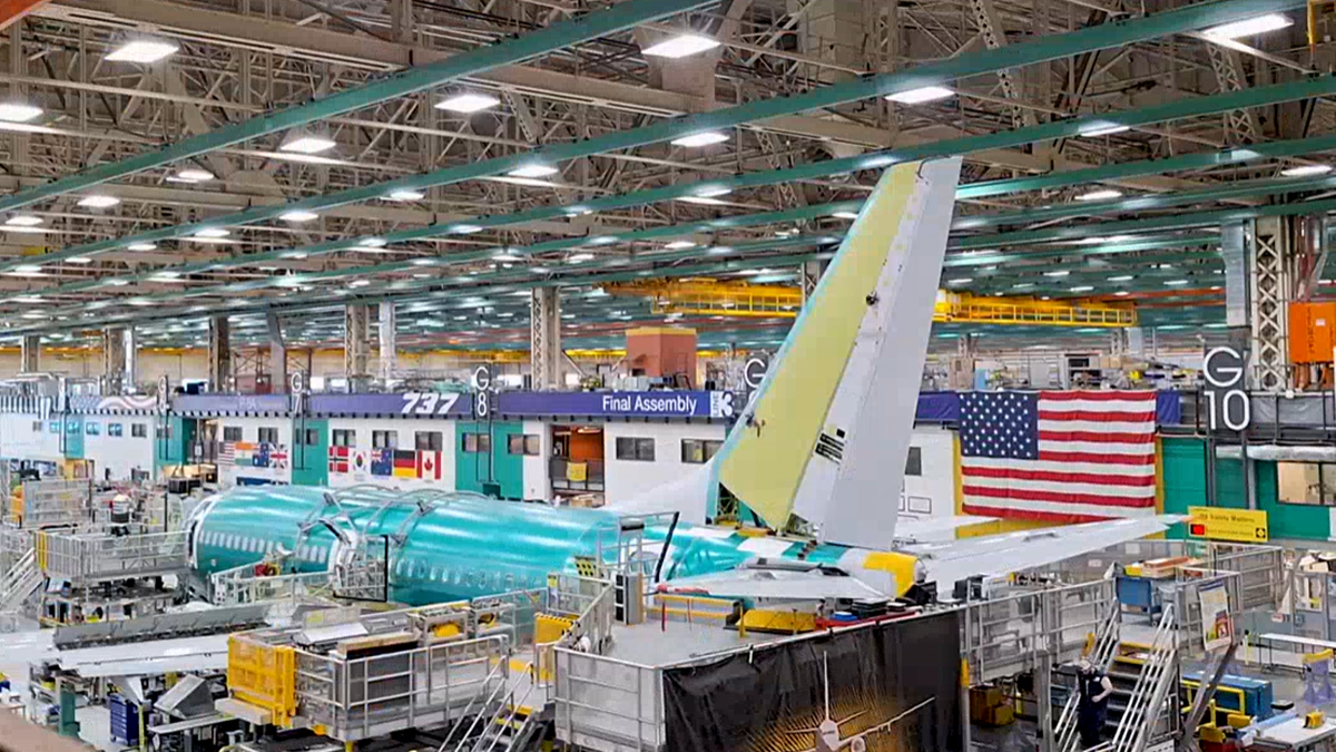 Putting the 'tail' in Wedgetail! Watch the first @USAirForce E-7A Wedgetail Rapid Prototype get its vertical fin and horizontal stabilizers. E-7 provides long-range battle management capability by detecting threats early to coordinate missions in real time.