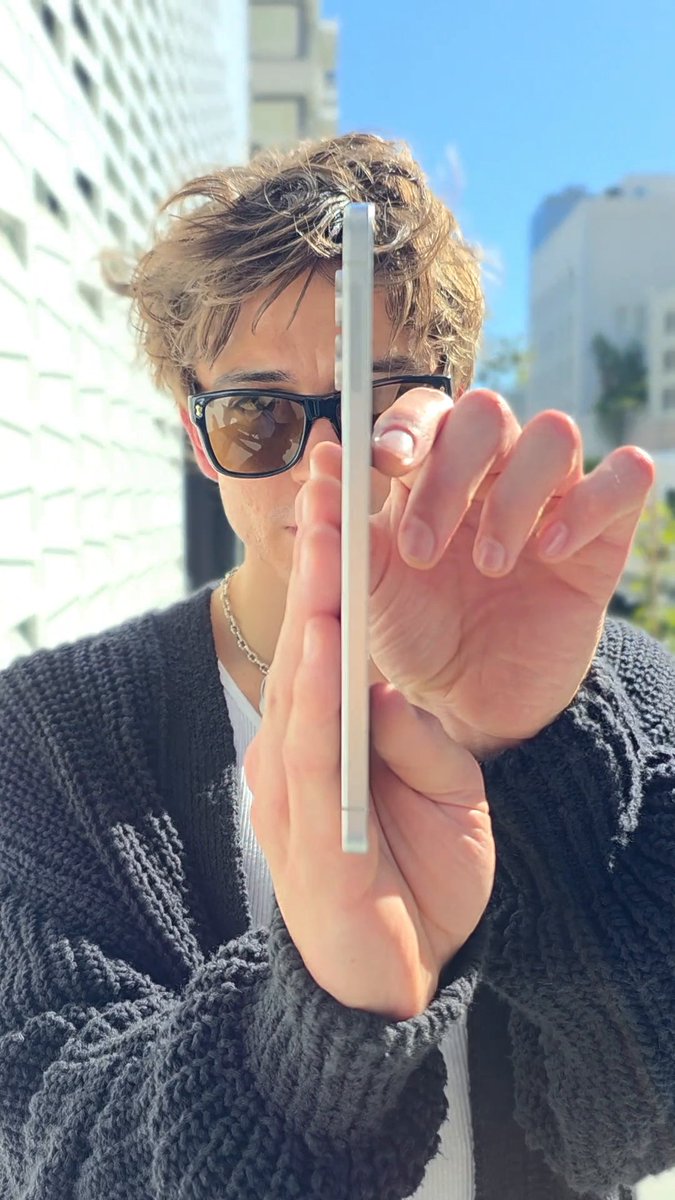 Light on your fit. Packed with power. #GalaxyS25 Edge with #GalaxyAI is the ultimate lightweight device you’ve been waiting for. If you had it right now, where’s the first place you'd flex it?