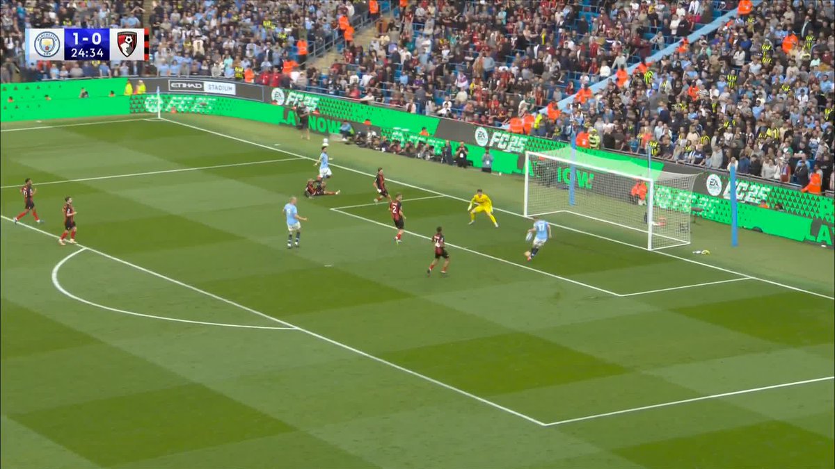 "They were ready to serenade" 🎶 HOW has Kevin De Bruyne missed from there?! 🫨