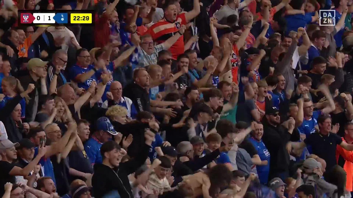 Bir facia daha! Ulusal ligde sezonu 96 puanla bitiren York City, playoff yarı finalinde kısa pasla savunmadan çıkayım derken sezonu 23 puan gerisinde bitiren Oldham Athletic'ten golü yedi. Maçtan düşen ve 2 gol daha yiyen York'un tüm sezonu çöpe gidiyor.