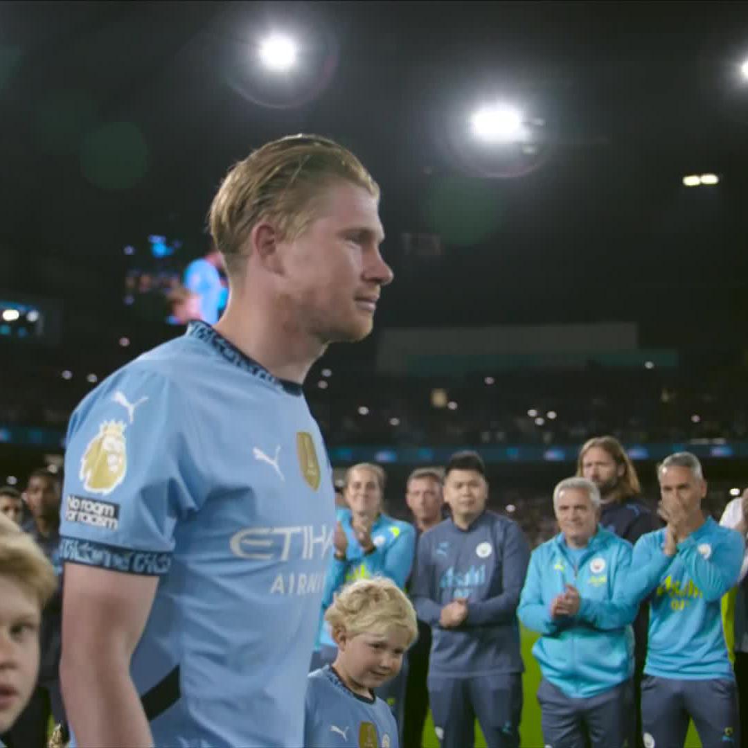 The Etihad give Kev a send-off he'll never forget 🤩🔵 #SSPL | #MCIBOU