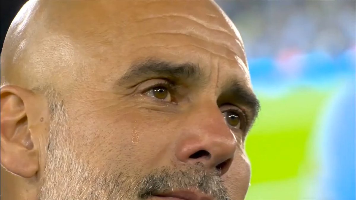 🙌 UNA DESPEDIDA A LA ALTURA DE UNA LEYENDA 🙌 🇧🇪 Luego del partido, Kevin De Bruyne saltó al campo de juego del Etihad para recibir la última ovación de los hinchas del City 🥹 Atención a Pep Guardiola: ¡emocionado hasta las lágrimas!