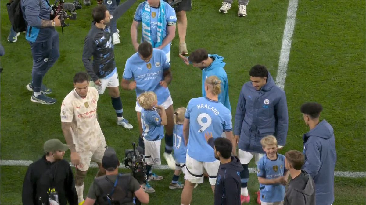 "It just doesn't seem right" Micah Richards doesn't agree with Manchester City letting Kevin De Bruyne leave on a free 😕