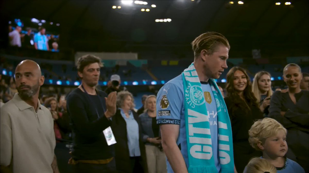 "There's footballers and there's legends and he's a legend" Kevin De Bruyne receives a guard of honour walking off the Etihad pitch 👏