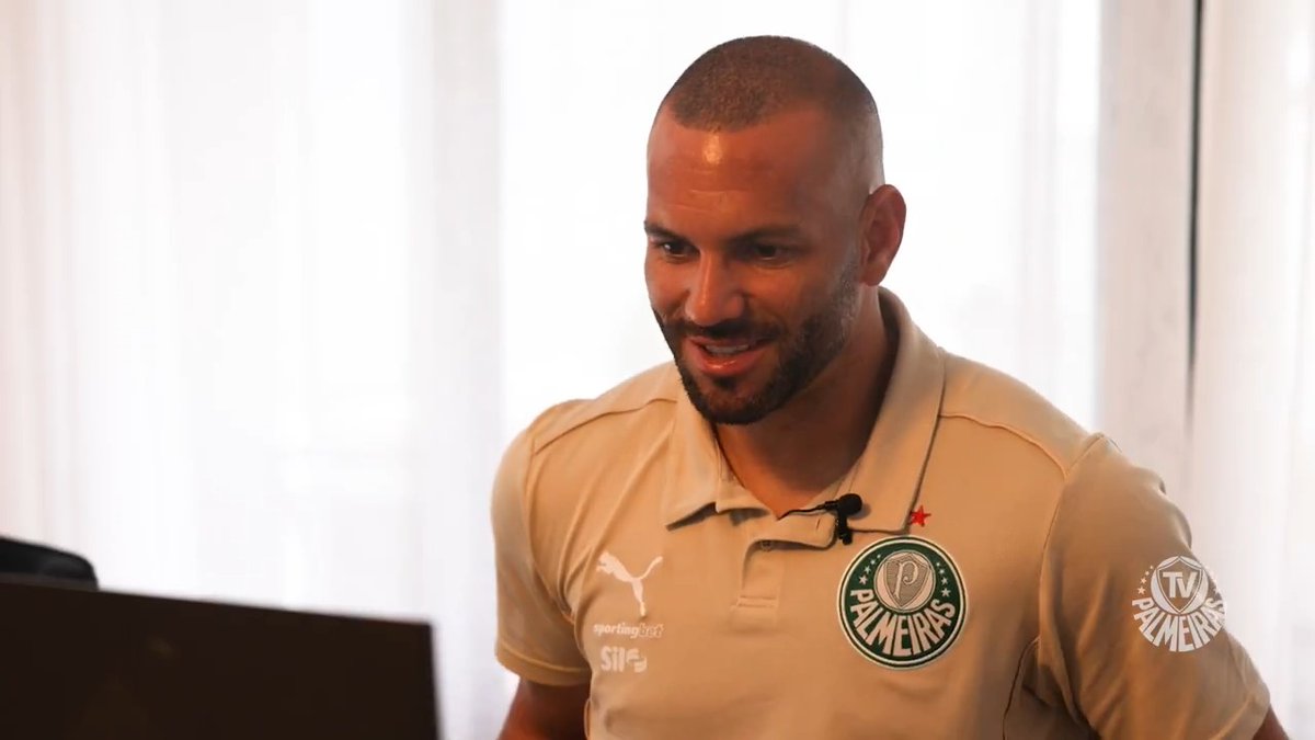 O Paredão é craque dentro e fora de campo! 🧤 Tem quadro novo no ar! No primeiro episódio do “Alô, Avanti!”, Weverton bateu um papo com um conterrâneo acreano. Quer receber uma ligação como essa também? Faça parte do Avanti Palmeiras e concorra! 😅💚 ➤