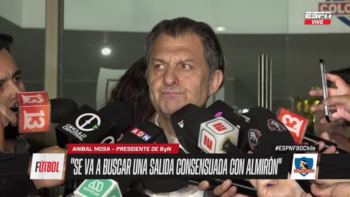 "HEMOS MANDATADO A LA ADMINISTRACIÓN PARA QUE SE PUEDA ACERCAR AL ENTORNO DE JORGE PARA PODER BUSCAR UNA SALIDA CONSENSUADA" #ESPNF90Chile Aníbal Mosa, timonel de Blanco y Negro, y situación de Almirón: "Hoy día, por una mayoría se tomó esta decisión".