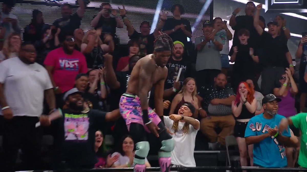With no regard for human life! 😱 Je’Von Evans just went FLYING!! 👊 #WWENXT