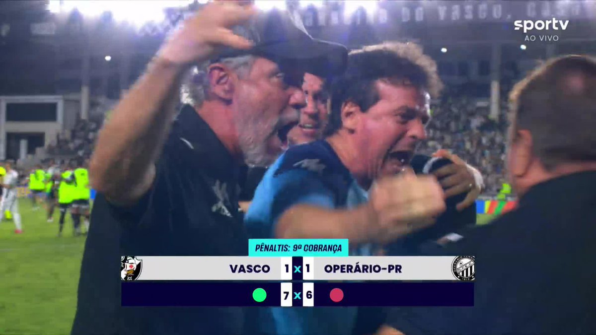 Último pênalti. Se perder acaba. Olha como cara vai pra cobrança, e era o 9º opção de batedor. Corre, enfia a bicuda no meio do gol e torce. Jogador de futebol e sua burrice cultural!