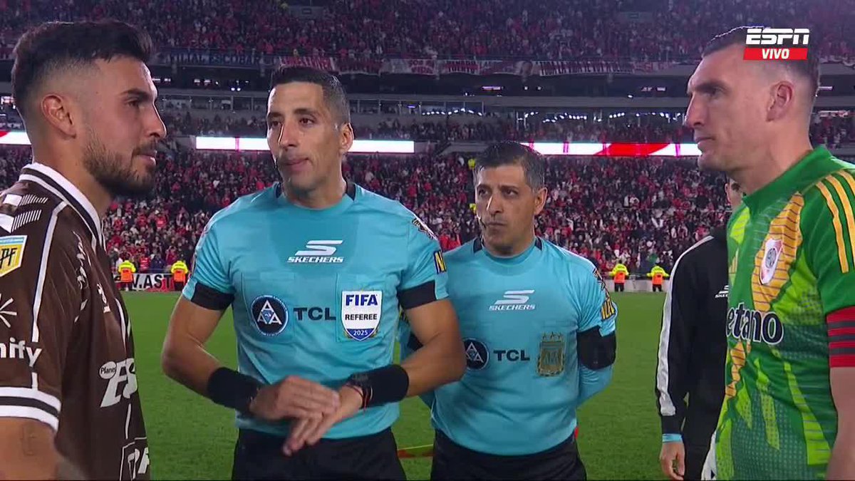 LA IMAGEN DE LA NOCHE: Nacho Vázquez ni miró a Yael Falcón Pérez durante el sorteo de los capitanes antes de los penales.