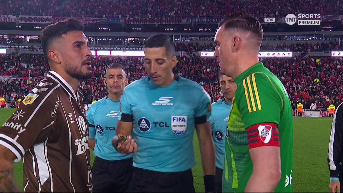 Esta imagen ya forma parte de la historia del fútbol argentino. Icónica.