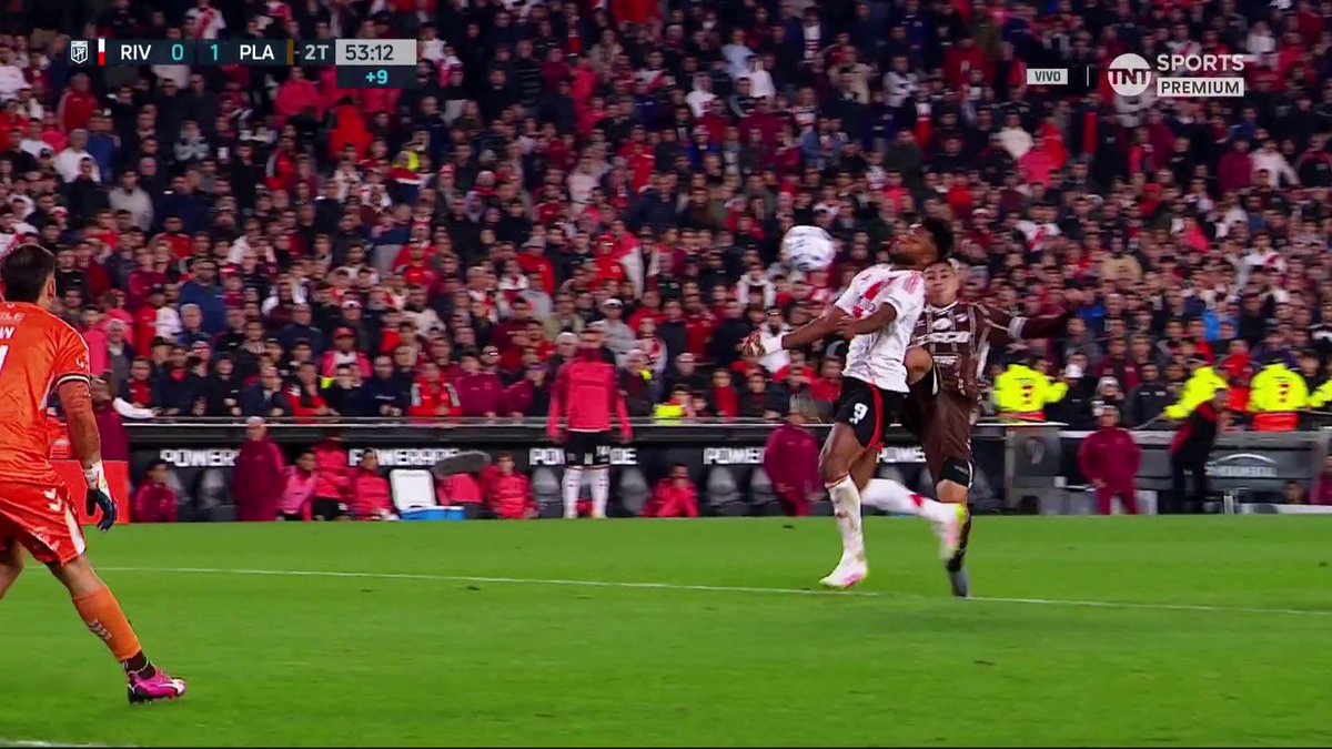 A ESPN se le "escapó" pasar la repe con la cámara opuesta para ver si realmente lo toca o no. Otra muestra más de que ESPN es socio principal de River y del robo arbitral