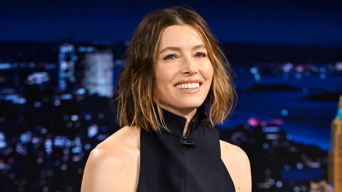 .Jessica Biel’s kid thinks she is 12 years old with blue eyes and “straight down brown” hair 😂 #FallonTonight