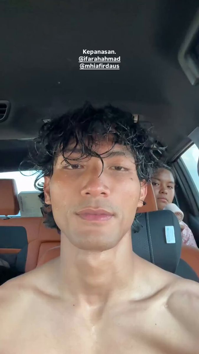 Amir Ahnaf drenches in sweat from the heat in the car with actress Farah Ahmad.