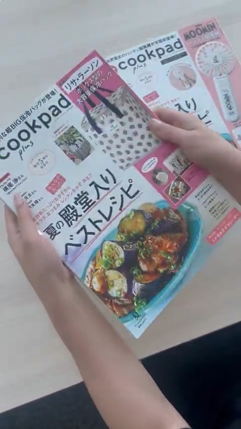 明後日23(金)発売 #クックパッドプラス 夏号中身をちら見せ📖通常号付録は #リサラーソン 大容量保冷バッグ🦔増刊号付録は #ムーミン ハンディ扇風機！インタビューは #TravisJapan #松田元太 さん✨ #Aぇǃgroup #正門良規 さん✨ #キスマイ #横尾渉 さんの人気連載も✨