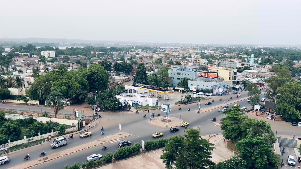 وصل فجر اليوم ٢١ مايو إلى باماكو عاصمة جمهورية مالي 🇲🇱 مجموعة أطقم عمل فنية وتقنية ولوجستية برئاسة أمين عام التحالف الإسلامي العسكري لمحاربة الإرهاب الجنرال السعودي محمد المغيدي لغرض تنفيذ عدة مبادرات وبرامج تقنية وتدريبية تستهدف تجفيف منابع الإرهاب على المستويات المالية والفكرية. مالي 🇲🇱 عضو التحالف تعاني ضمن دول الساحل من إرهاب داعش والقاعدة وخلاياها المرتبطة. #السعودية هي مؤسس #التحالف_الإسلامي