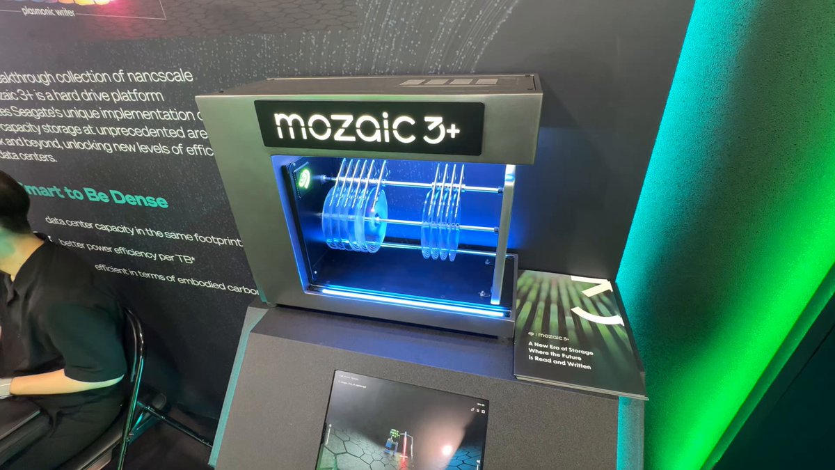 COMPUTEXのSeagateブースに展示されていたmozaic 3+のイメージモック。熱アシスト磁気記録「HAMR」を中心としたSeagateの技術で、現在の3+の世代では30TBクラス、次世代の4では40TBクラス、5は50TBクラスがターゲット。50TB HDDまでは現時点で製造的な目処がたっているとのことです。#COMPUTEX_AH