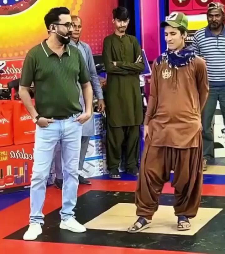پنجابی بھنگڑا ڈالیں تو مجرا پخ پخے اپنی ہلا ہلا کر دکھائیں تو ثقافت