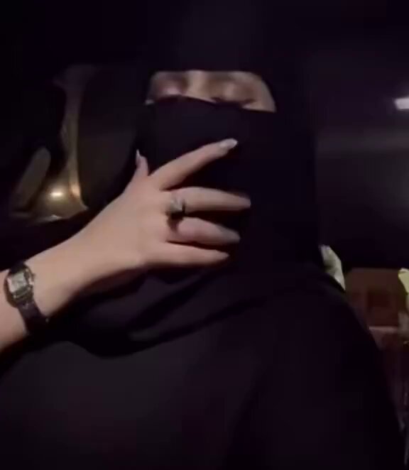 صيتة السبيعي: دائمًا بعد أي مناسبة أحضرها، لما أكشف نقابي يقولون صيتة، أنتِ غير عن الكلام والوصف اللي جانا عنك! اللي وصفتني جعلها ما توفَّق، ركّبت لي راس جديد، ولبّستني ثوبي مقلوب، وشكل مو شكلي!حاطتني أَشْيَن العرب، والله من الغيرة! ليش تكذبين؟