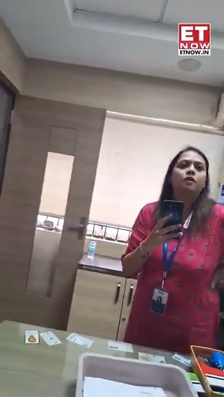 #WATCH | SBI Branch Manager in Bengaluru refuses to speak in Kannada while a customer insists Karnataka CM Siddaramaiah condemned the incident and said the bank has transferred the manager; viral video👇 #StateBankofIndia #Kannada