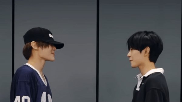 어제 안무연습 영상도 떴겠다ㆍㆍㆍ 안무연습 영상 뜰 때마다 난 덩크 깊생을 해 왜케 형은 동생 입술을 못 먹어서 안달난 것처럼 혀를 내밀고 뽀뽀하려고 들엇는지 진짜 이상하잔아