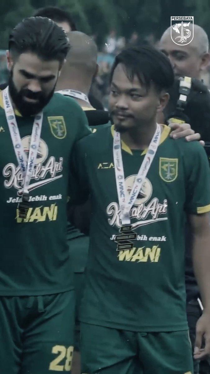 Tepuk Tangan Perpisahan untuk Dayat Setiap ada awal pasti ada akhir. Berawal pada 2017, saat Persebaya kembali ke kancah sepak bola tanah air, kini, perjalanan Muhammad Hidayat bersama Green Force akan berakhir Jumat nanti (23/5). Saat Persebaya menjamu Bali United di Gelora Bung Tomo. Dayat sudah membela Persebaya 161 pertandingan. Saat Persebaya menjadi juara Liga 2, ia adalah pemain andalannya. Musim lalu, sampai akhirnya mengalami cedera di ujung musim, bersama pemain lain Kapten Dayat berjuang habis-habisan untuk menyelamatkan Persebaya dari degradasi. Saya, anda, kalian, semua pecinta Persebaya, pasti memiliki banyak kenangan indah bersama Kapten Dayat. Dia akan main dalam laga Persebaya vs Bali United Jumat nanti, mari kita beri tepuk tangan perpisahan untuk sang legend. #Persebaya #Blessin97ourney