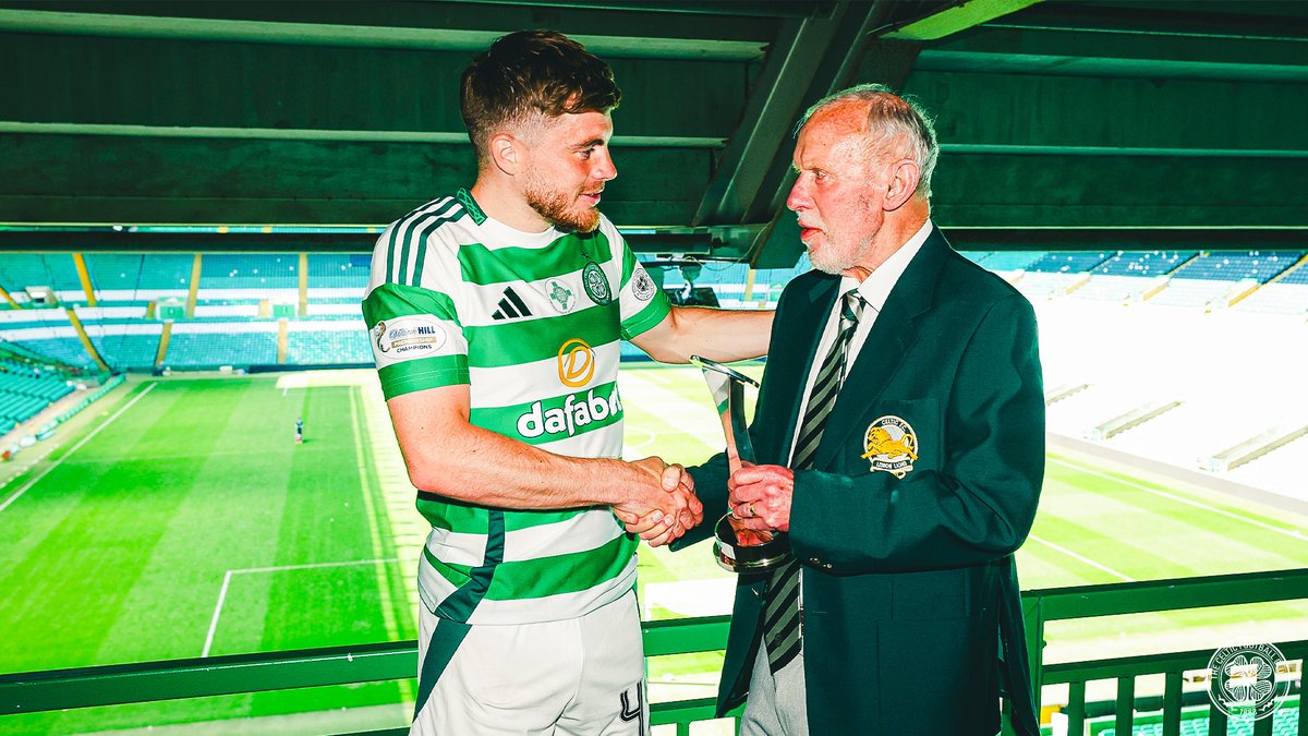💚 On Saturday, following Celtic’s final league game of the season, club legend Bobby Lennox met James Forrest at Paradise to hand over a special award - marking James’ place in history as the most decorated player in Celtic history. #CelticFC🍀🏆