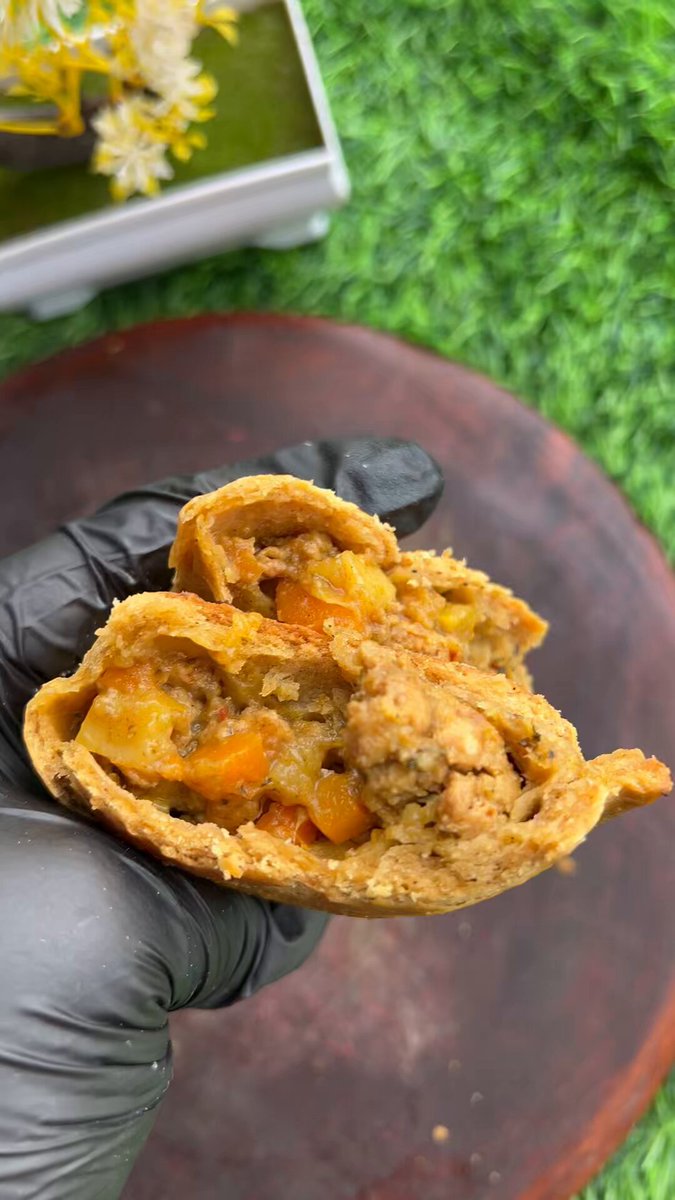 Look at this sexy and loaded chicken pie 😍😍😍