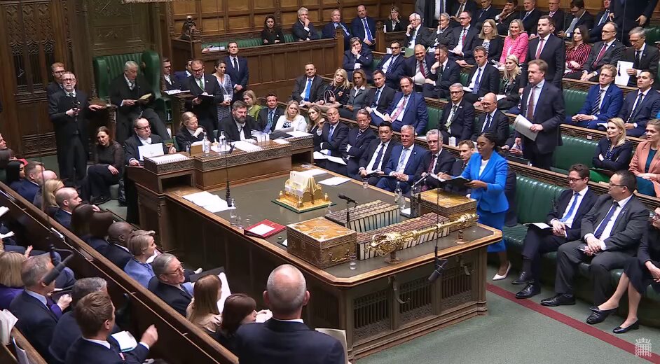 🚨 NEW: Kemi Badenoch says the Winter Fuel cuts has driven thousands of pensioners into "hardship", saying the Labour MPs behind Keir Starmer look "sick" Starmer: "They look in pretty good form to me, and there's lots of them" #PMQs