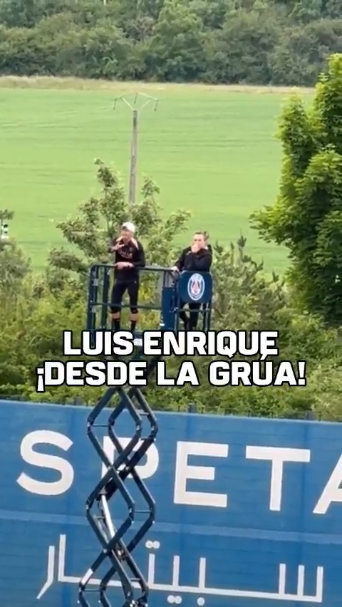 ¡LAS LOCURAS DE LUIS ENRIQUE! El DT del PSG dirigió el entrenamiento ¡DESDE UNA GRÚA! preparando la final de la Copa de Francia. 🎥 PSG COMMUNITY