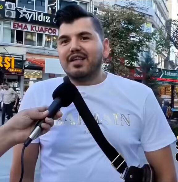 Almanya’dan gelen bir gurbetçi: “Dışarıdan geliyorum. Ben burada bir sıkıntı göremiyorum. Kafeler dolu, çarşılar dolu… Ben Almanya’da buradakiler gibi yaşasam, her gün kafelere gitsem ben de aç kalırım.” 🎥 Sokağın Gündemi