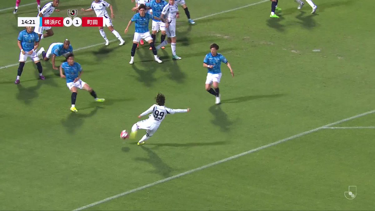 / 髙橋大悟が左足でゴールに襲い掛かる! \ セットプレーからこぼれた浮き球を、#髙橋大悟 が左足で狙う! これは相手GKの好守に阻まれる。 #0521横浜FC #ルヴァンカップ #FC町田ゼルビア #zelvia